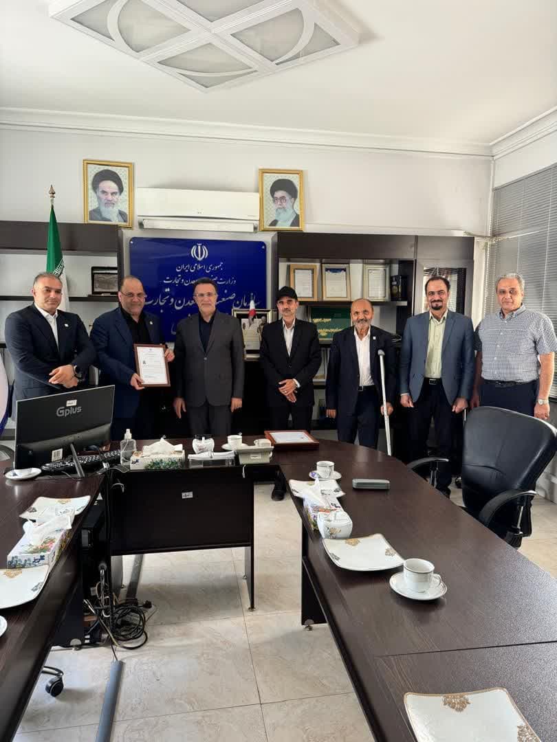 اعتبارنامه رئیس و اعضای هیئت رئیسه اتاق اصناف مشهد صادر شد